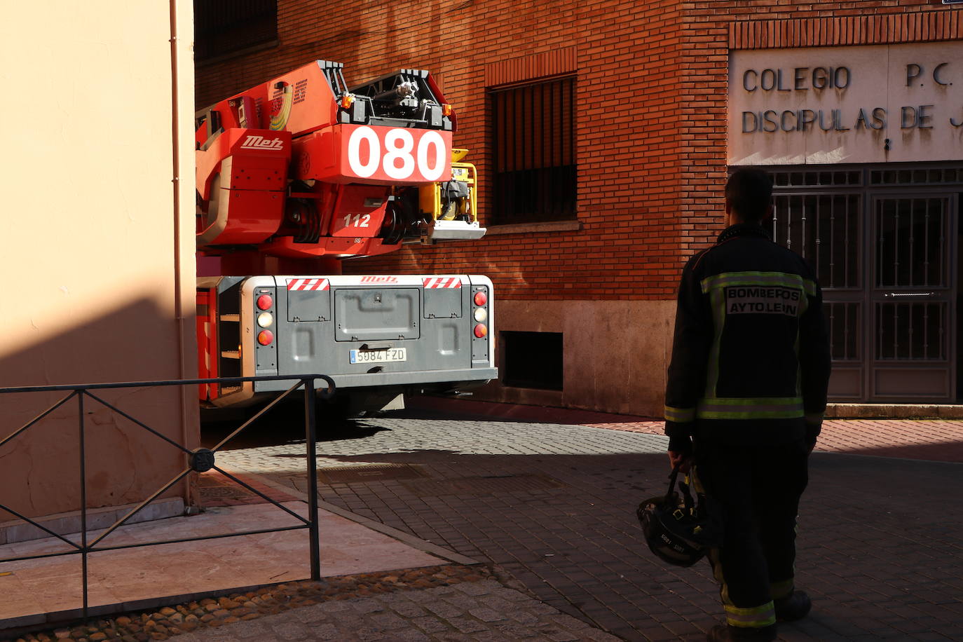 Los bomberos intervienen tras la explosión de un generador en León. 