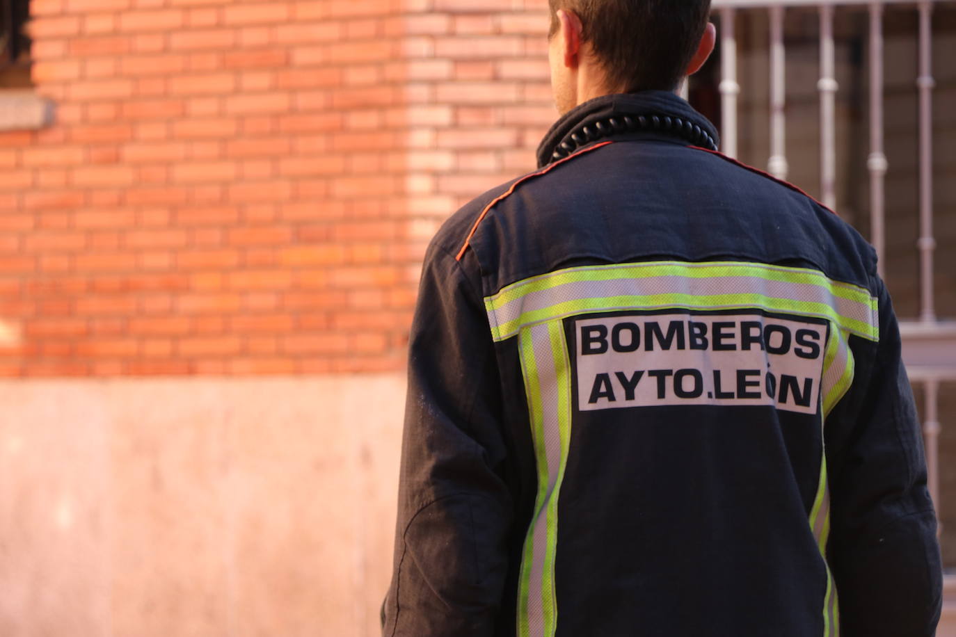 Los bomberos intervienen tras la explosión de un generador en León. 