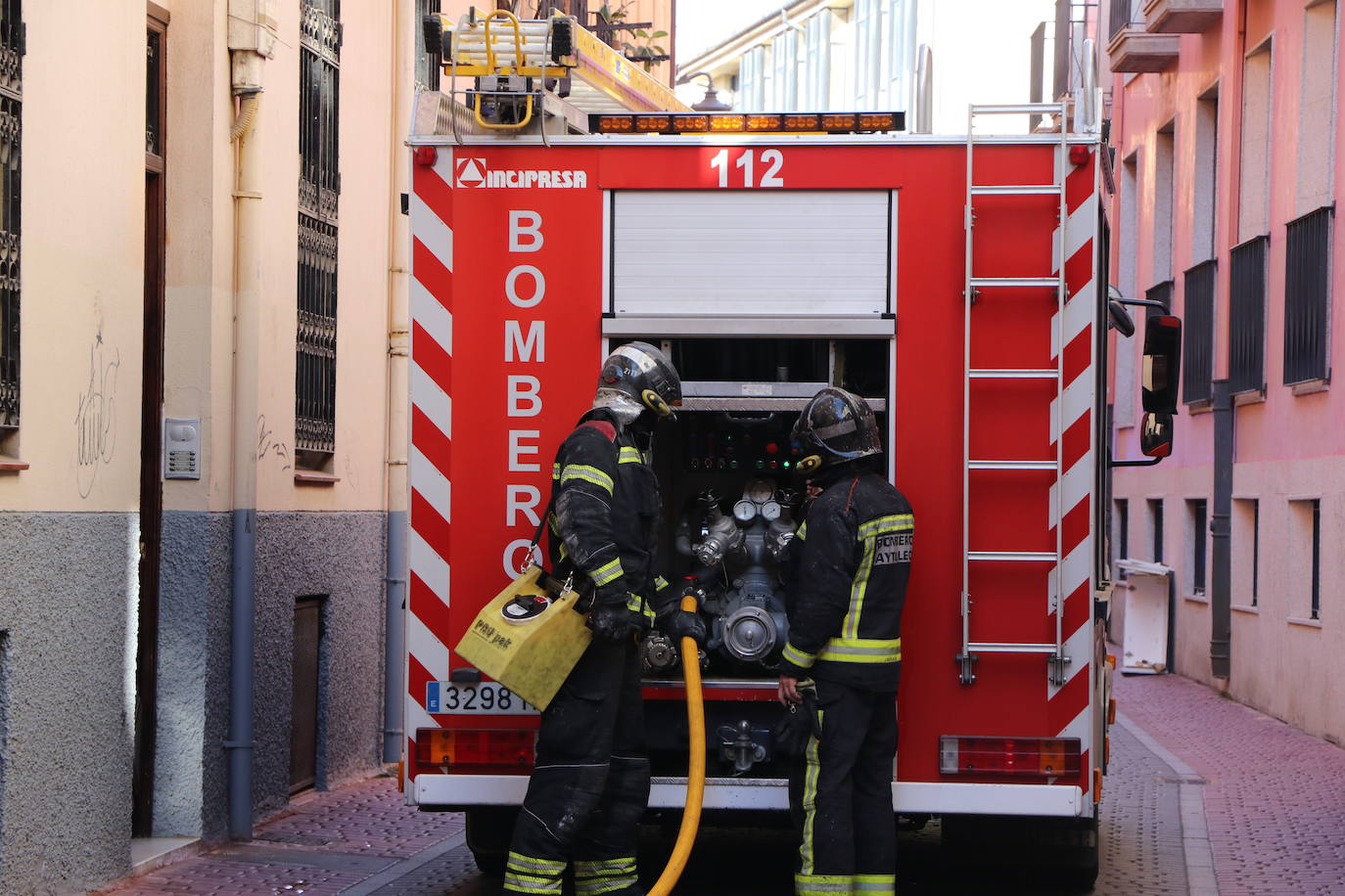 Los bomberos intervienen tras la explosión de un generador en León. 