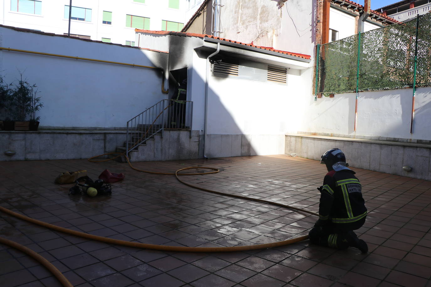 Los bomberos intervienen tras la explosión de un generador en León. 