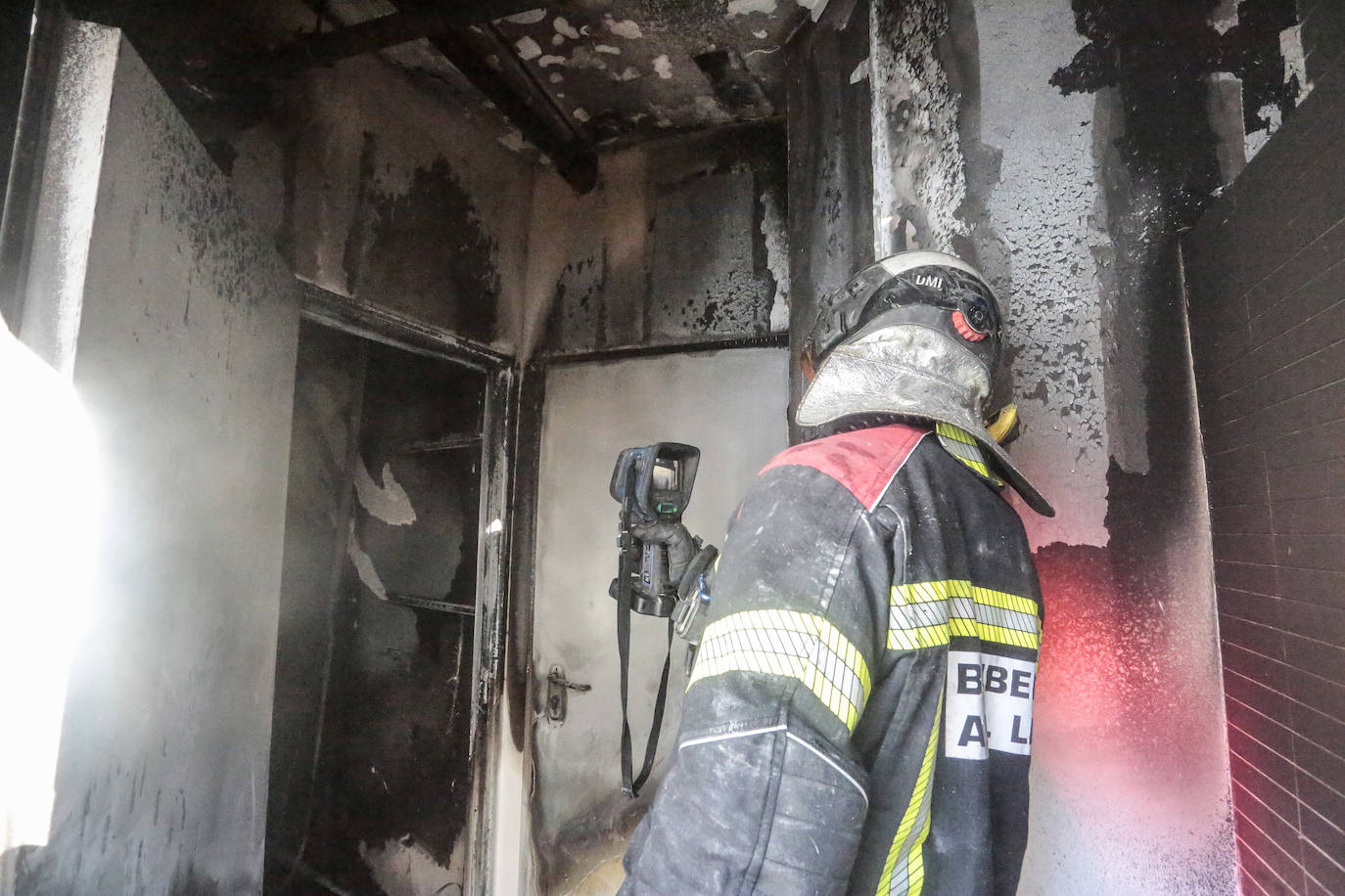 Los bomberos intervienen tras la explosión de un generador en León. 