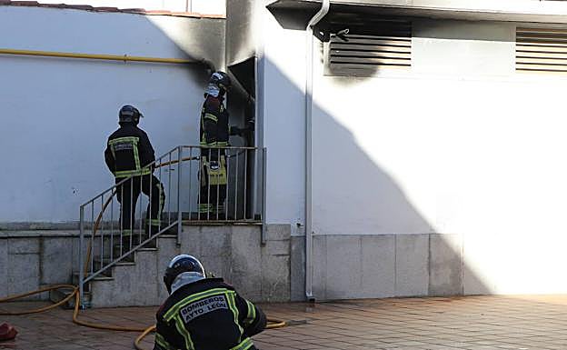 Galería. Bomberos de León actúan para sofocar las llamas tras la explosión del generador.