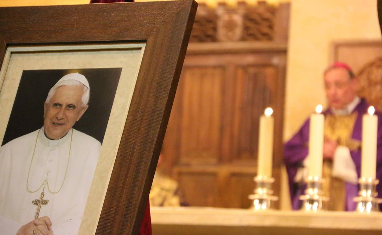 El templo principal legionense albergó este miércoles la misa-funeral por el «eterno descanso» del papa emérito.