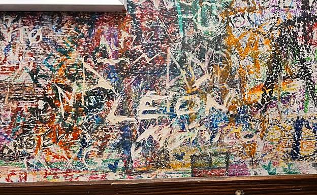 Firma leonesa en la pared del local.