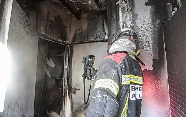 Imagen de Bomberos León durante la intervención en la zona en la que se ha producido la explosión. 