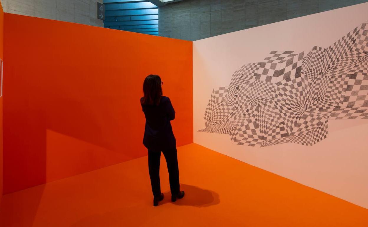 Una mujer visita una obra en el MUSAC durante las exposiciones de 2022.