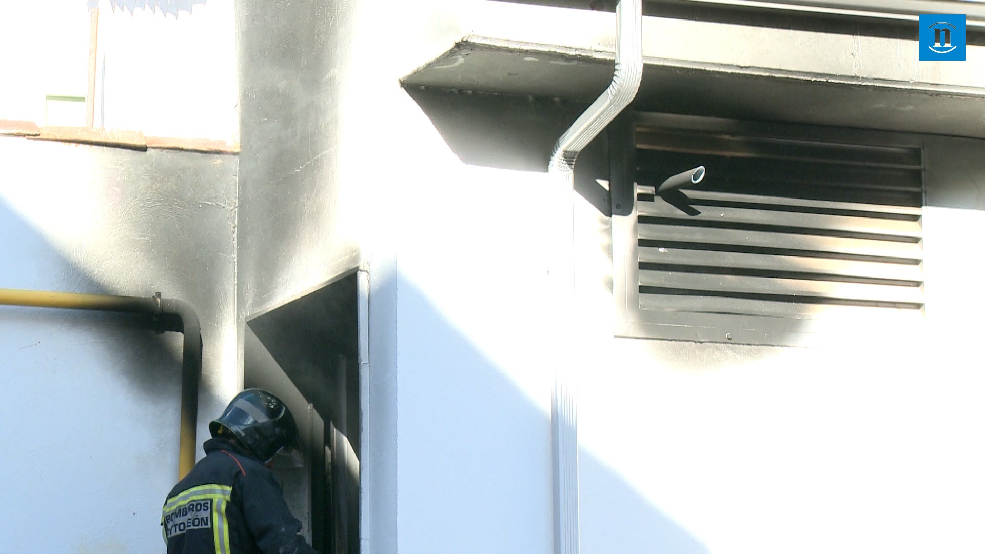 La explosión de un generador eléctrico obliga a intervenir a Bomberos en la calle Pablo Flórez