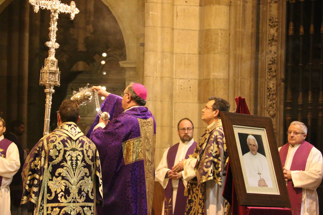 Fotos: Misa-funeral en León por el papa emérito Benedicto XVI