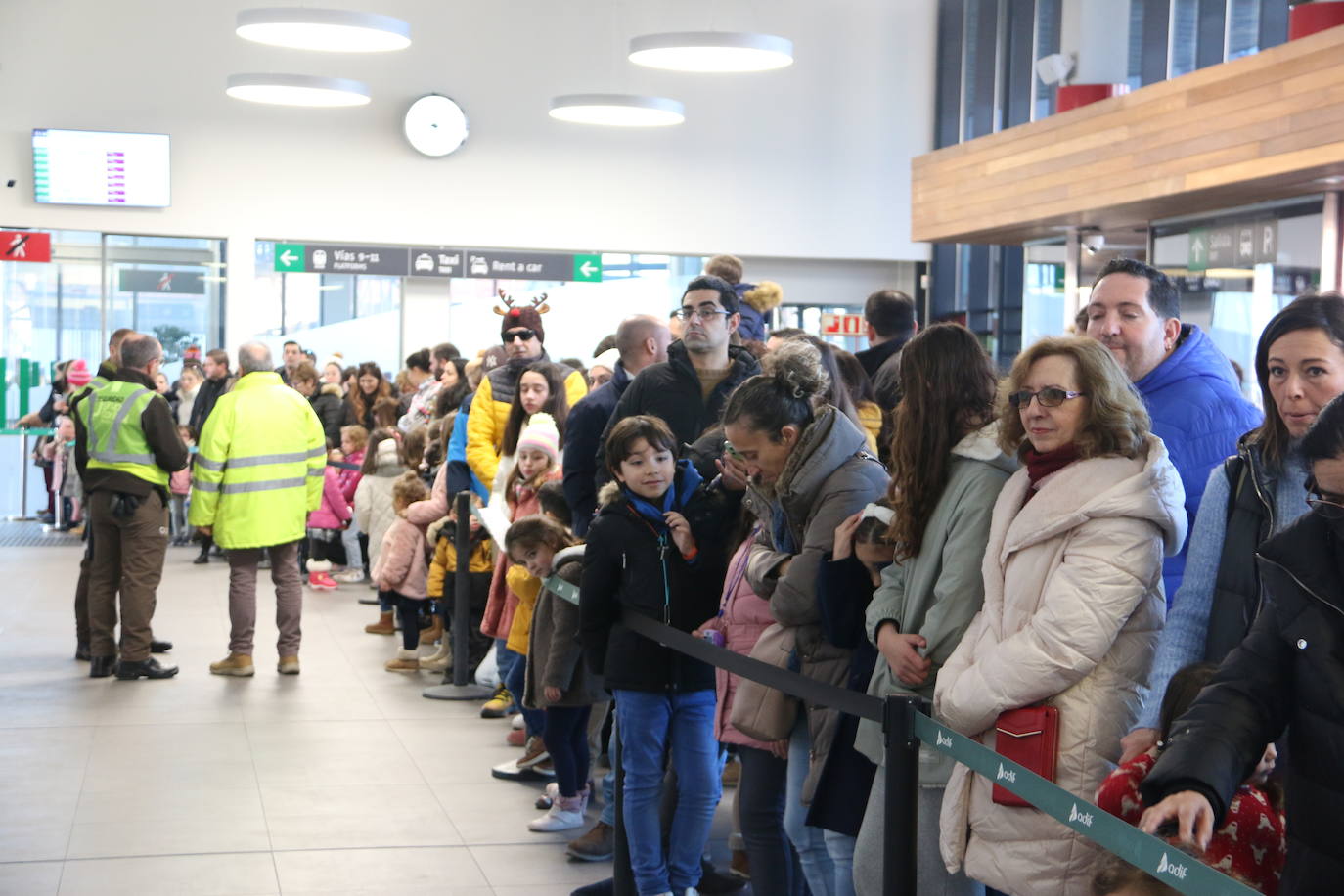 Los Reyes Magos de Oriente han llegado a la estación de Renfe de León a bordo tren chárter S470 fletado especialmente para la ocasión. Decenas de niños se han acercado a Melchor, Gaspar y Baltasar que, a continuación han sido recibidos por el alcalde de la ciudad. 