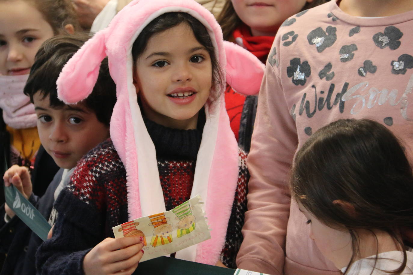 Los Reyes Magos de Oriente han llegado a la estación de Renfe de León a bordo tren chárter S470 fletado especialmente para la ocasión. Decenas de niños se han acercado a Melchor, Gaspar y Baltasar que, a continuación han sido recibidos por el alcalde de la ciudad. 