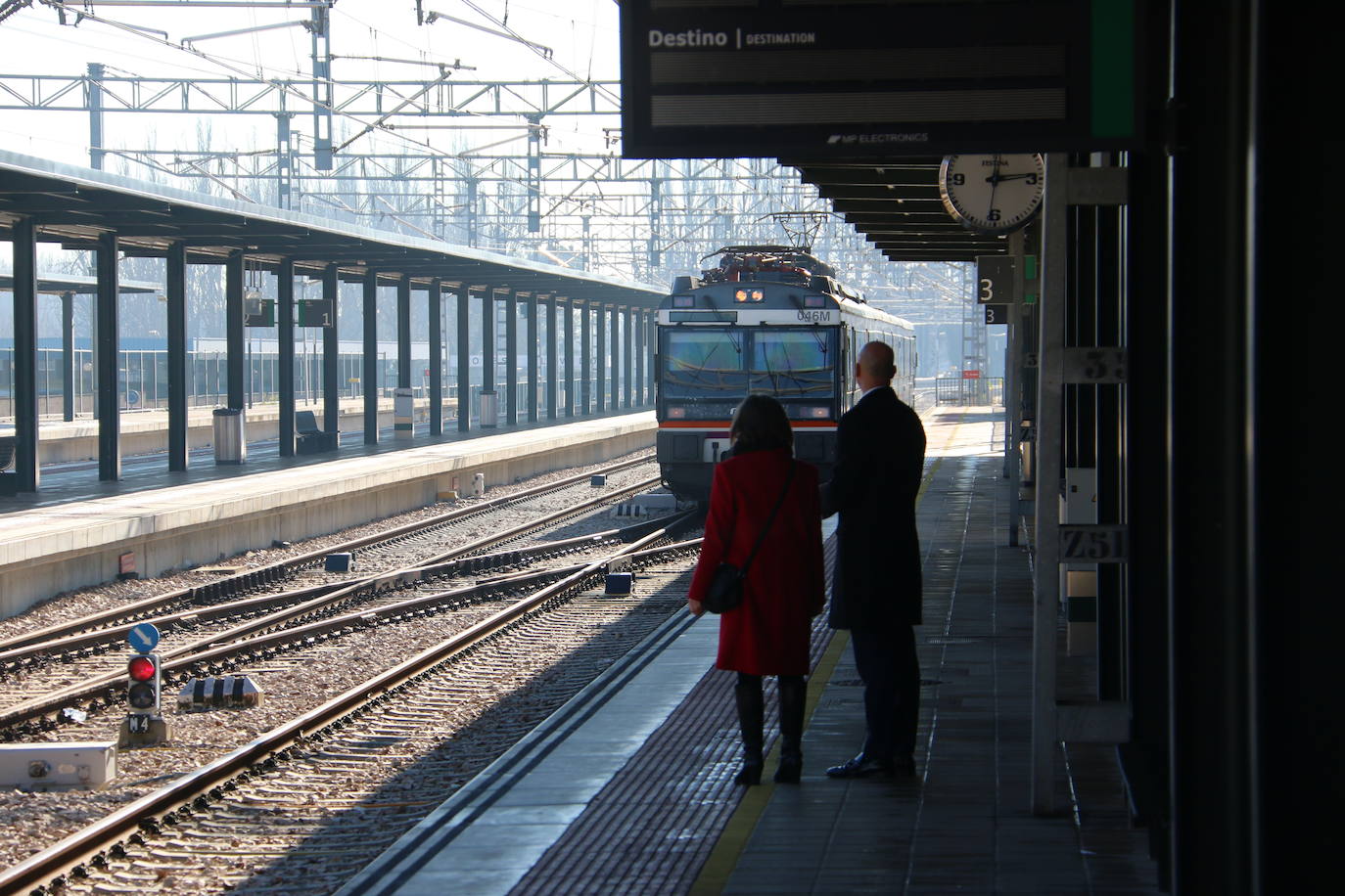 Los Reyes Magos de Oriente han llegado a la estación de Renfe de León a bordo tren chárter S470 fletado especialmente para la ocasión. Decenas de niños se han acercado a Melchor, Gaspar y Baltasar que, a continuación han sido recibidos por el alcalde de la ciudad. 