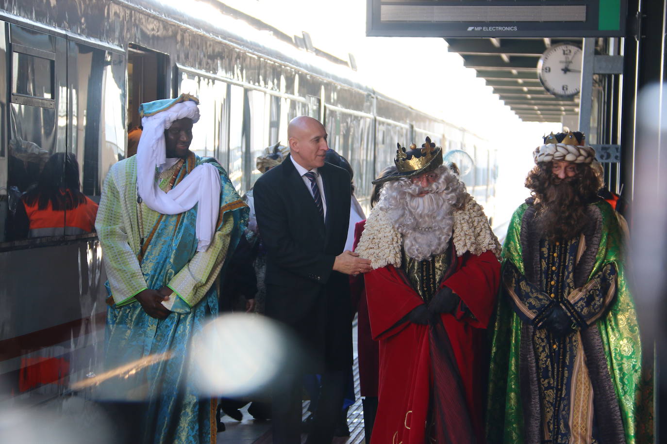 Los Reyes Magos de Oriente han llegado a la estación de Renfe de León a bordo tren chárter S470 fletado especialmente para la ocasión. Decenas de niños se han acercado a Melchor, Gaspar y Baltasar que, a continuación han sido recibidos por el alcalde de la ciudad. 