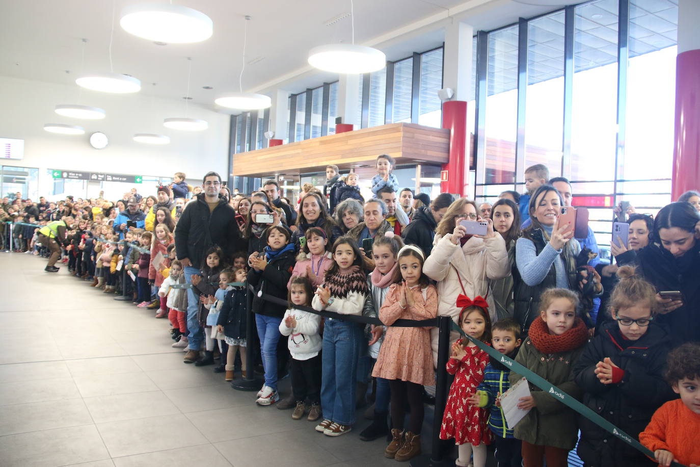 Los Reyes Magos de Oriente han llegado a la estación de Renfe de León a bordo tren chárter S470 fletado especialmente para la ocasión. Decenas de niños se han acercado a Melchor, Gaspar y Baltasar que, a continuación han sido recibidos por el alcalde de la ciudad. 