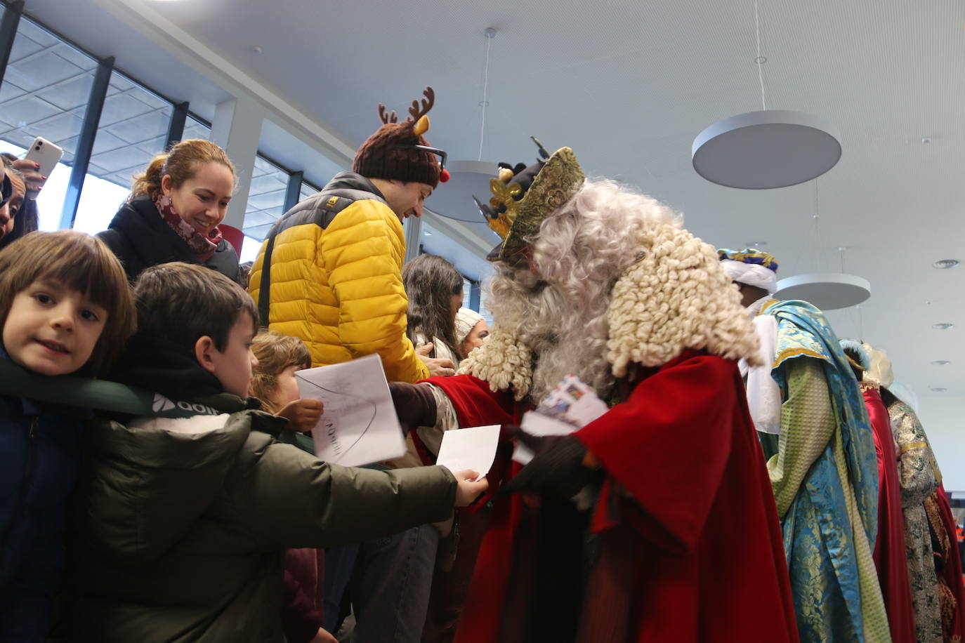 Los Reyes Magos de Oriente han llegado a la estación de Renfe de León a bordo tren chárter S470 fletado especialmente para la ocasión. Decenas de niños se han acercado a Melchor, Gaspar y Baltasar que, a continuación han sido recibidos por el alcalde de la ciudad. 