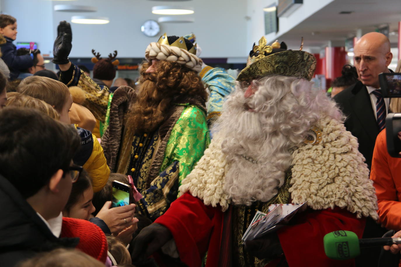 Los Reyes Magos de Oriente han llegado a la estación de Renfe de León a bordo tren chárter S470 fletado especialmente para la ocasión. Decenas de niños se han acercado a Melchor, Gaspar y Baltasar que, a continuación han sido recibidos por el alcalde de la ciudad. 