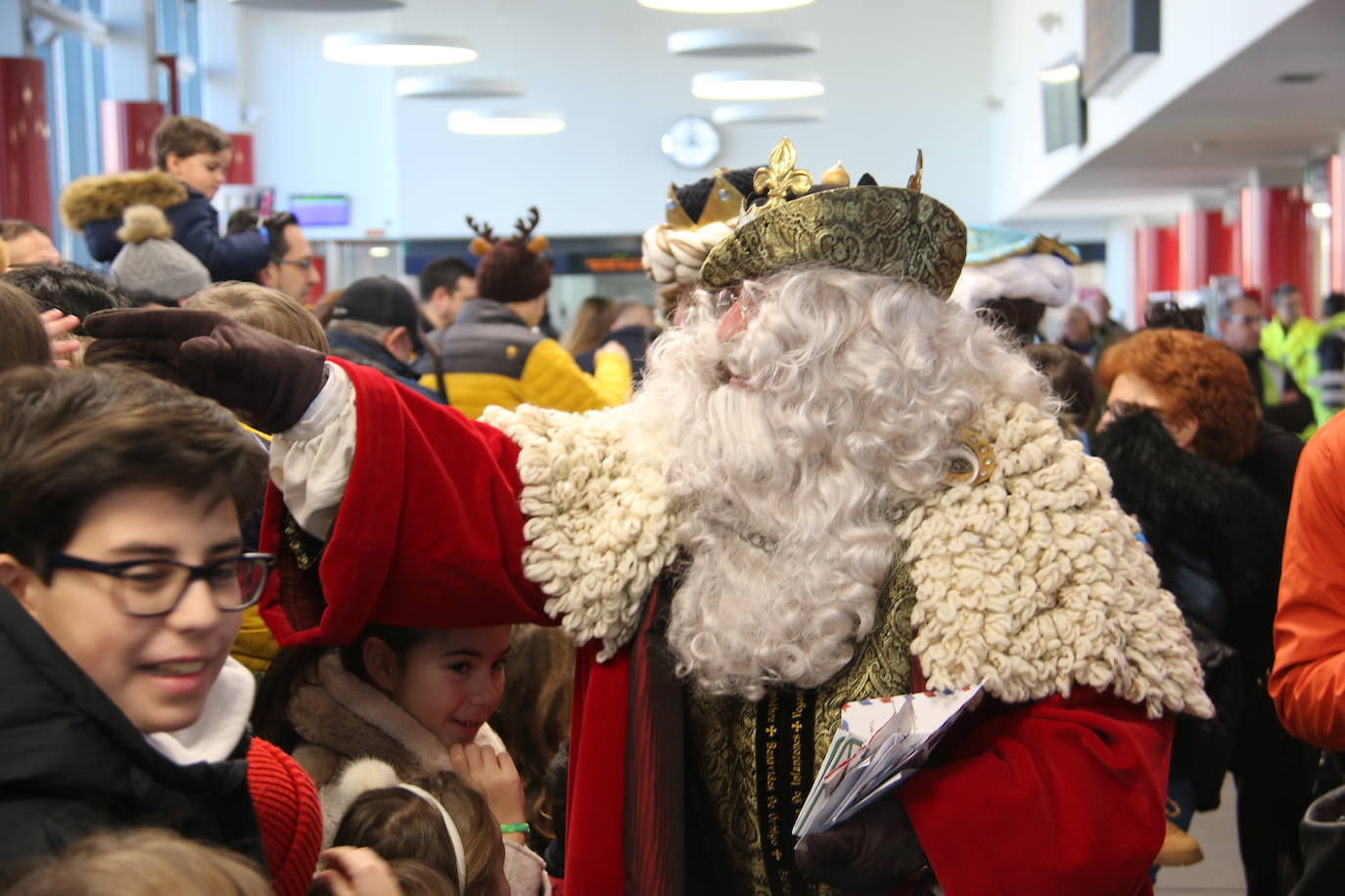 Los Reyes Magos de Oriente han llegado a la estación de Renfe de León a bordo tren chárter S470 fletado especialmente para la ocasión. Decenas de niños se han acercado a Melchor, Gaspar y Baltasar que, a continuación han sido recibidos por el alcalde de la ciudad. 