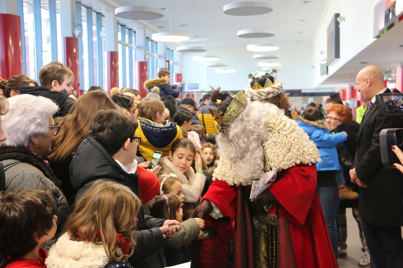 Los Reyes Magos de Oriente han llegado a la estación de Renfe de León a bordo tren chárter S470 fletado especialmente para la ocasión. Decenas de niños se han acercado a Melchor, Gaspar y Baltasar que, a continuación han sido recibidos por el alcalde de la ciudad. 