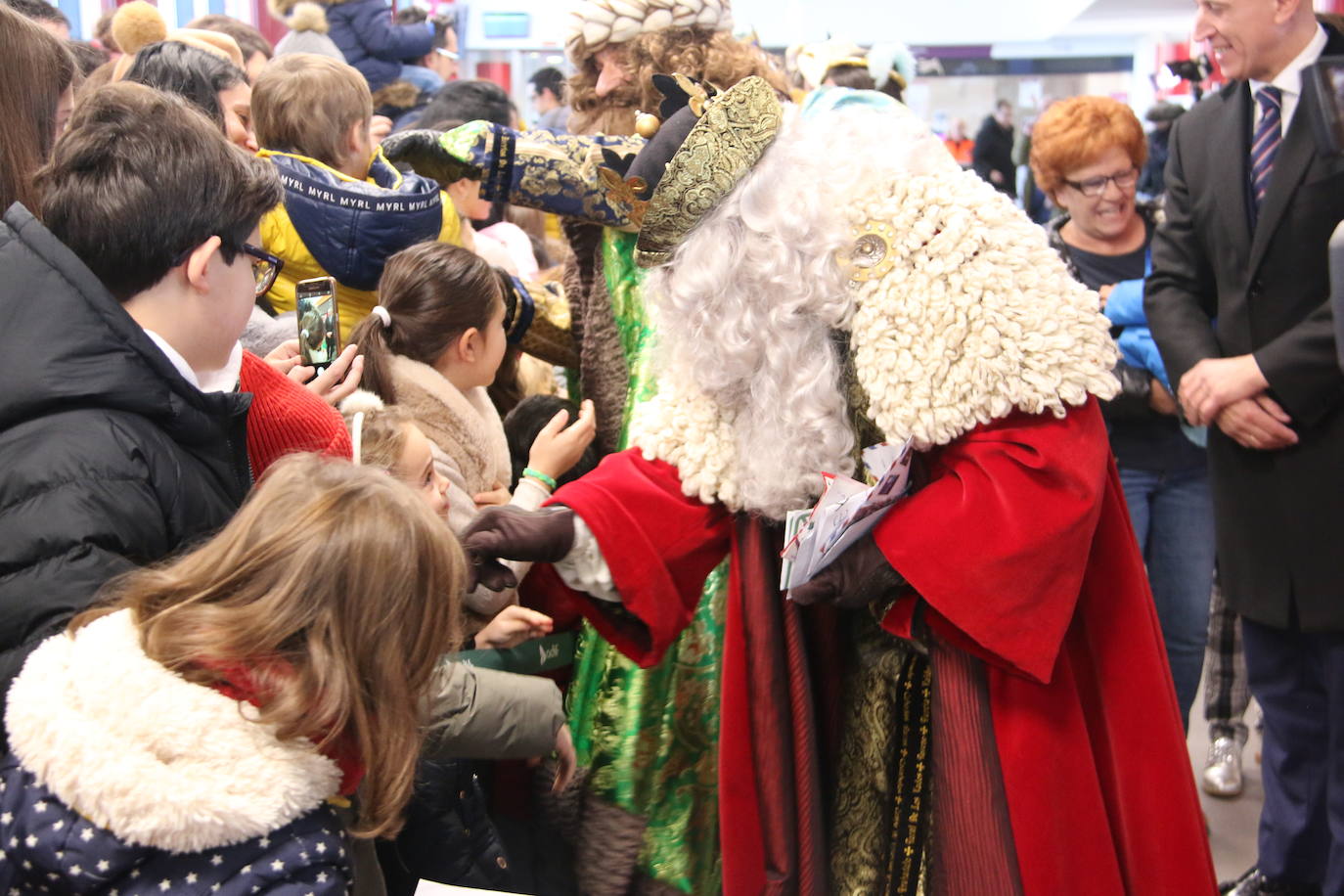 Los Reyes Magos de Oriente han llegado a la estación de Renfe de León a bordo tren chárter S470 fletado especialmente para la ocasión. Decenas de niños se han acercado a Melchor, Gaspar y Baltasar que, a continuación han sido recibidos por el alcalde de la ciudad. 