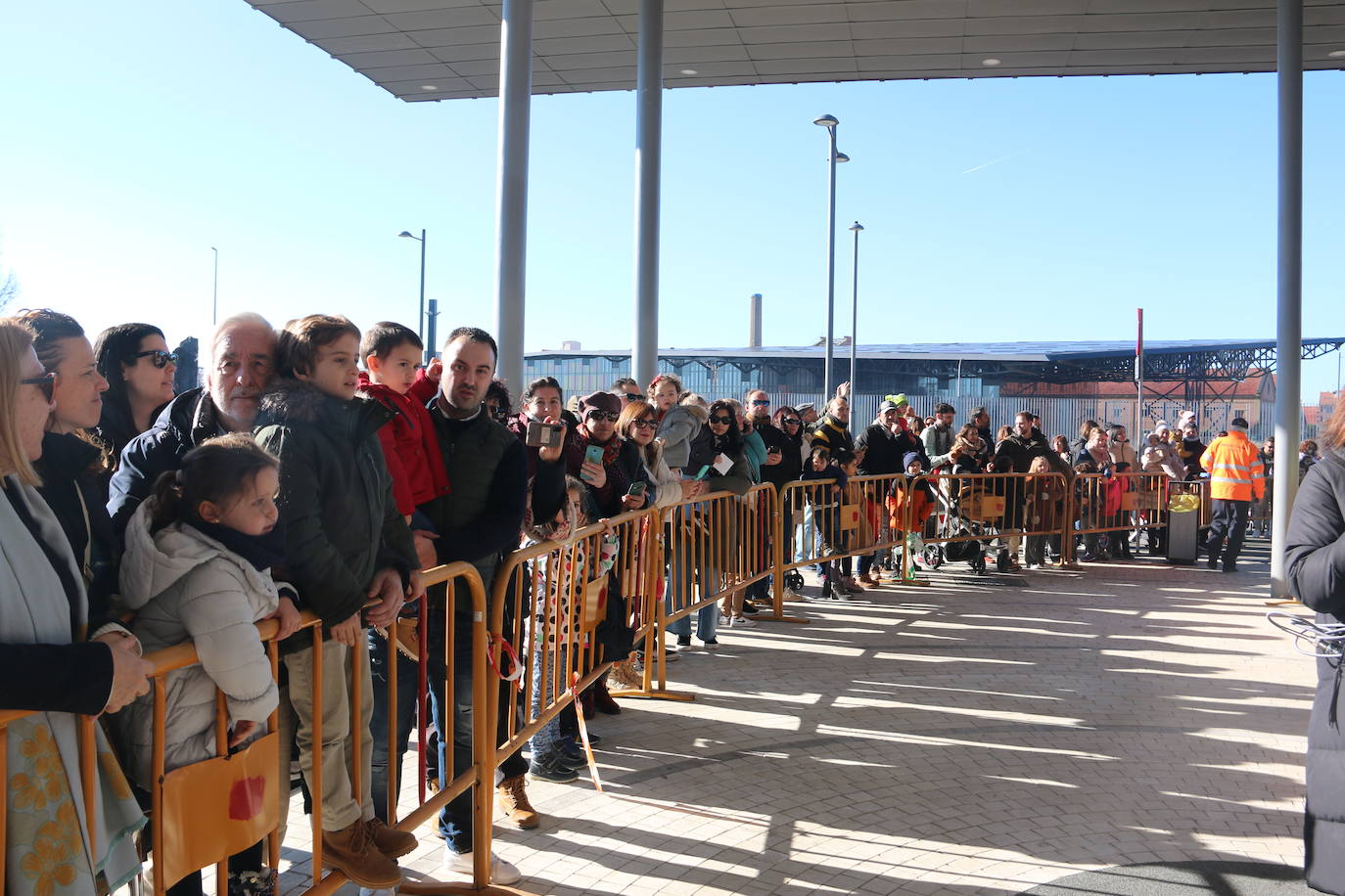 Los Reyes Magos de Oriente han llegado a la estación de Renfe de León a bordo tren chárter S470 fletado especialmente para la ocasión. Decenas de niños se han acercado a Melchor, Gaspar y Baltasar que, a continuación han sido recibidos por el alcalde de la ciudad. 