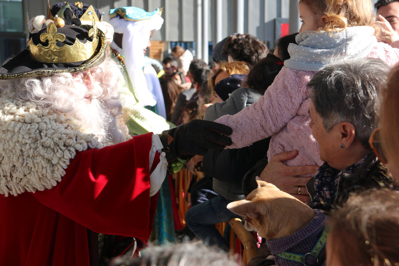 Los Reyes Magos de Oriente han llegado a la estación de Renfe de León a bordo tren chárter S470 fletado especialmente para la ocasión. Decenas de niños se han acercado a Melchor, Gaspar y Baltasar que, a continuación han sido recibidos por el alcalde de la ciudad. 