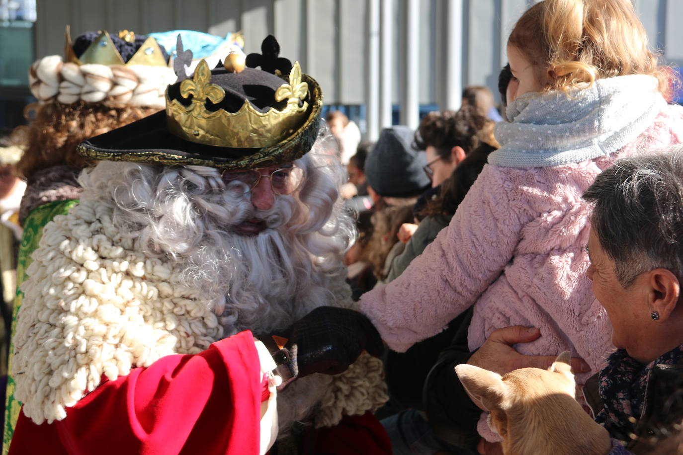 Los Reyes Magos de Oriente han llegado a la estación de Renfe de León a bordo tren chárter S470 fletado especialmente para la ocasión. Decenas de niños se han acercado a Melchor, Gaspar y Baltasar que, a continuación han sido recibidos por el alcalde de la ciudad. 