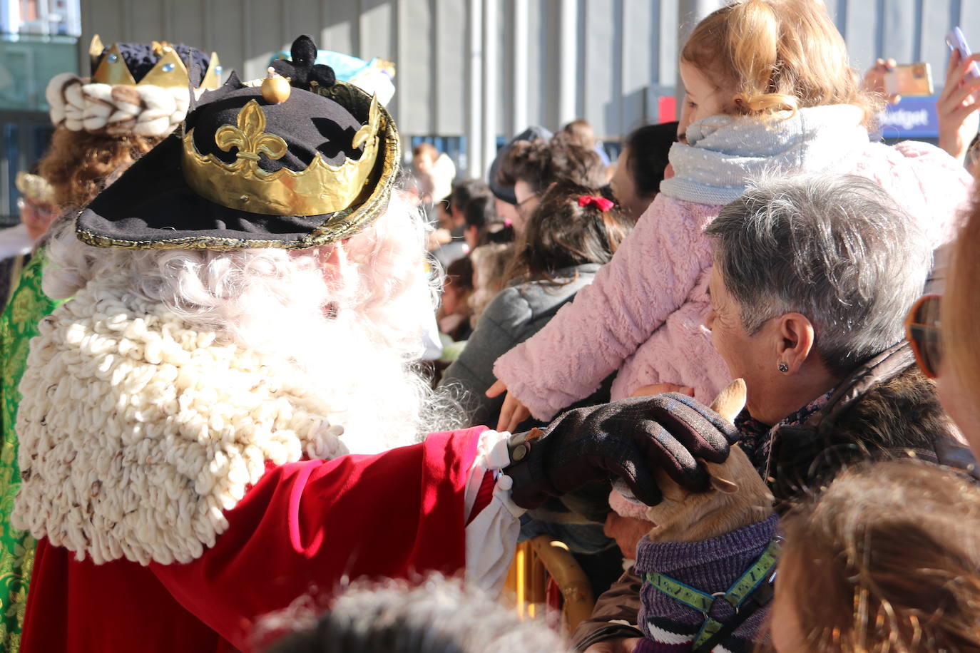 Los Reyes Magos de Oriente han llegado a la estación de Renfe de León a bordo tren chárter S470 fletado especialmente para la ocasión. Decenas de niños se han acercado a Melchor, Gaspar y Baltasar que, a continuación han sido recibidos por el alcalde de la ciudad. 