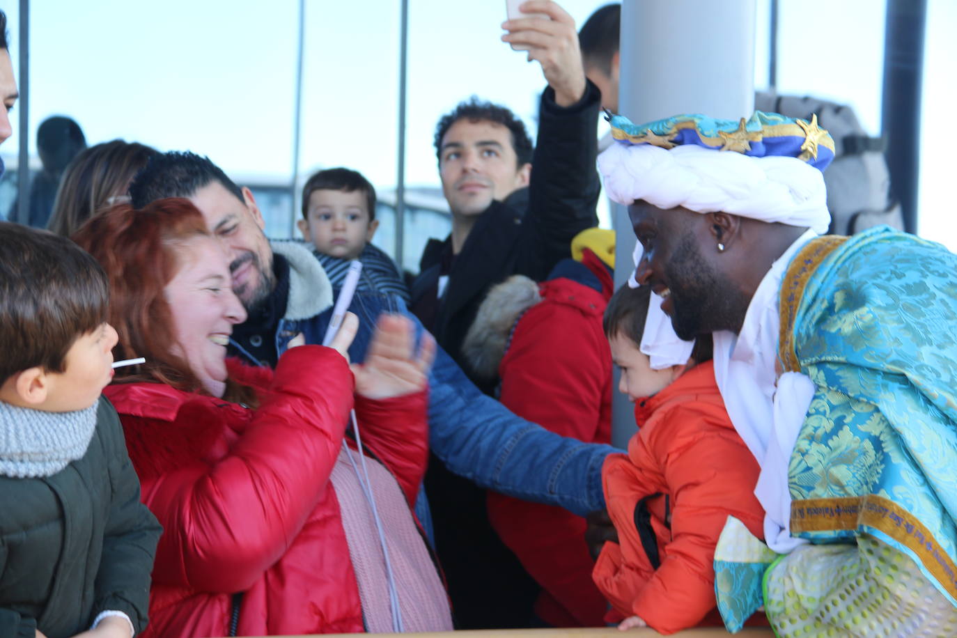 Los Reyes Magos de Oriente han llegado a la estación de Renfe de León a bordo tren chárter S470 fletado especialmente para la ocasión. Decenas de niños se han acercado a Melchor, Gaspar y Baltasar que, a continuación han sido recibidos por el alcalde de la ciudad. 