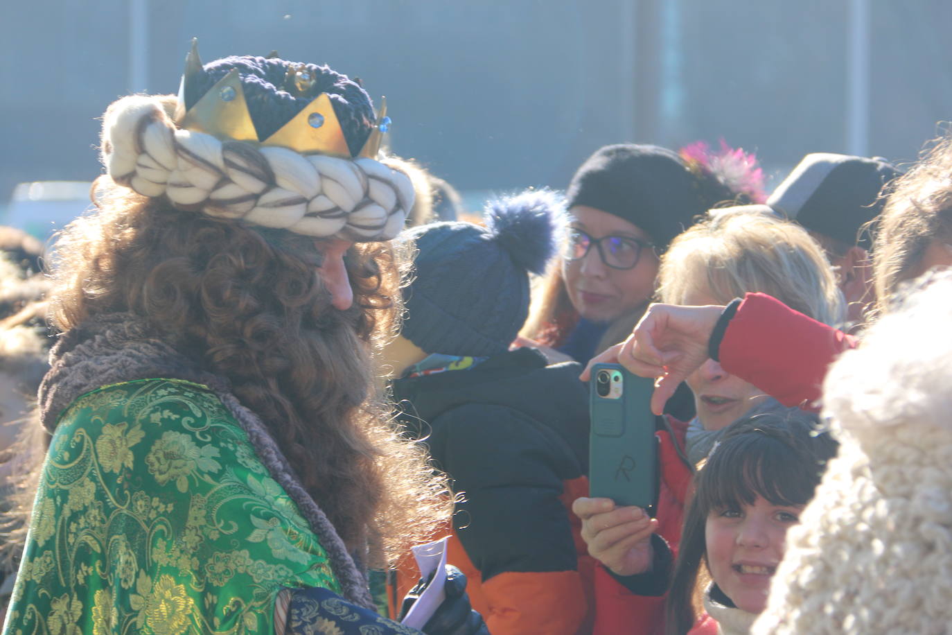 Los Reyes Magos de Oriente han llegado a la estación de Renfe de León a bordo tren chárter S470 fletado especialmente para la ocasión. Decenas de niños se han acercado a Melchor, Gaspar y Baltasar que, a continuación han sido recibidos por el alcalde de la ciudad. 