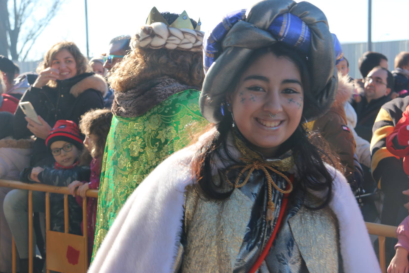 Los Reyes Magos de Oriente han llegado a la estación de Renfe de León a bordo tren chárter S470 fletado especialmente para la ocasión. Decenas de niños se han acercado a Melchor, Gaspar y Baltasar que, a continuación han sido recibidos por el alcalde de la ciudad. 