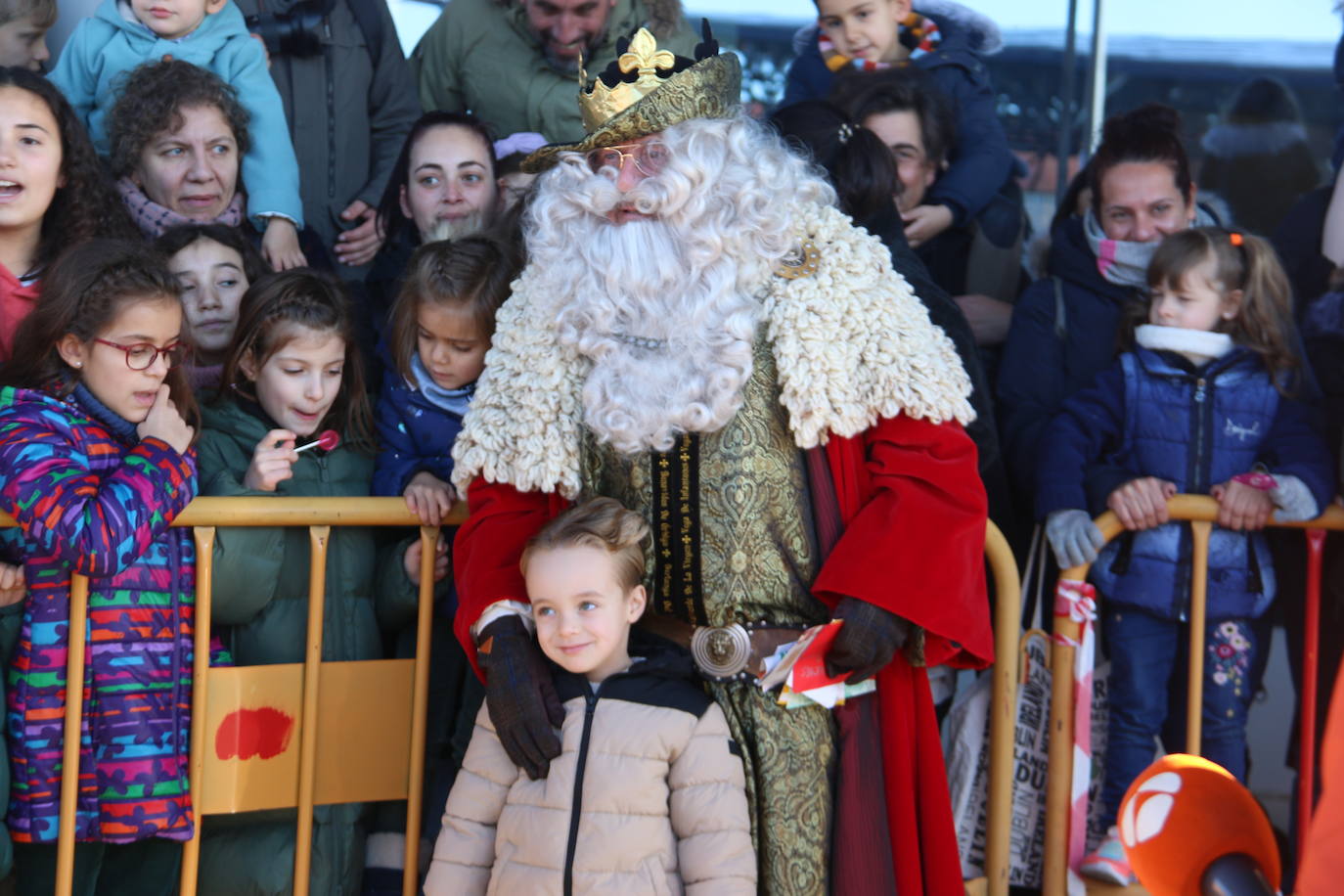 Los Reyes Magos de Oriente han llegado a la estación de Renfe de León a bordo tren chárter S470 fletado especialmente para la ocasión. Decenas de niños se han acercado a Melchor, Gaspar y Baltasar que, a continuación han sido recibidos por el alcalde de la ciudad. 