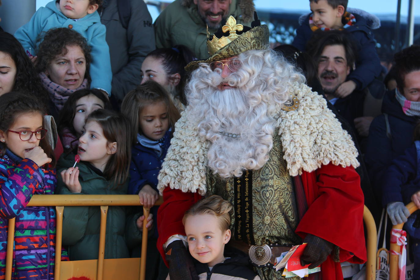 Los Reyes Magos de Oriente han llegado a la estación de Renfe de León a bordo tren chárter S470 fletado especialmente para la ocasión. Decenas de niños se han acercado a Melchor, Gaspar y Baltasar que, a continuación han sido recibidos por el alcalde de la ciudad. 