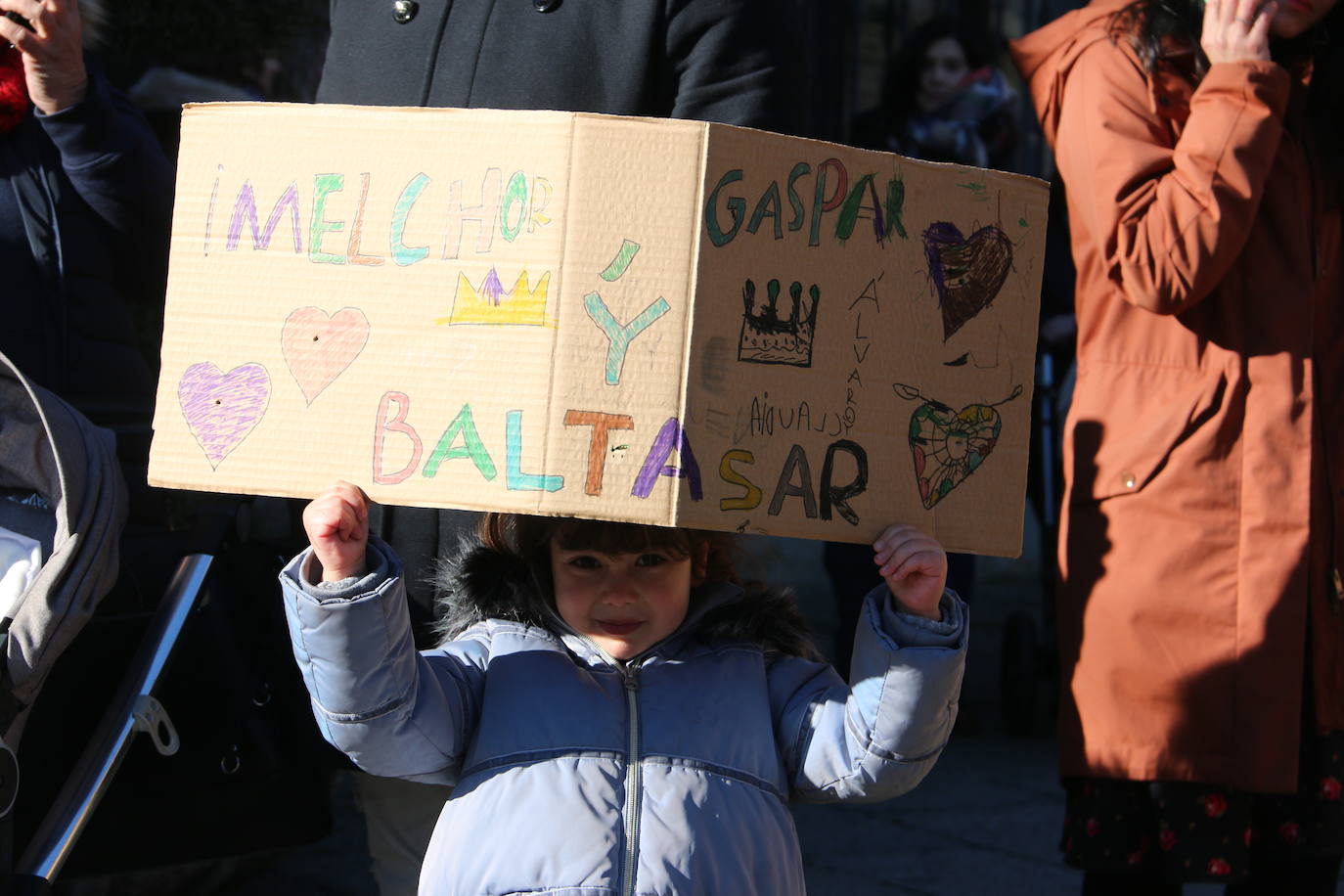 Los Reyes Magos de Oriente han llegado a la estación de Renfe de León a bordo tren chárter S470 fletado especialmente para la ocasión. Decenas de niños se han acercado a Melchor, Gaspar y Baltasar que, a continuación han sido recibidos por el alcalde de la ciudad. 