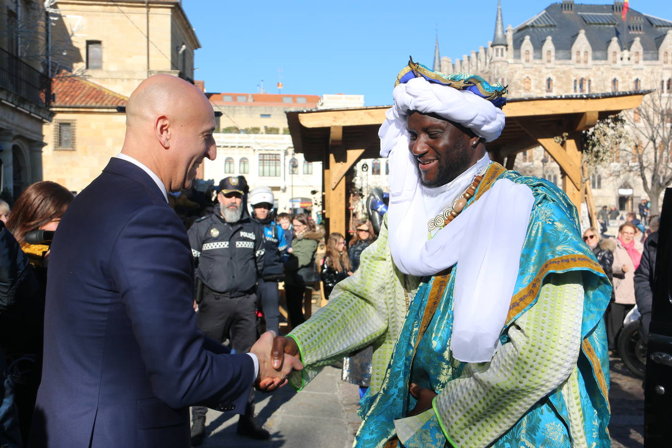 Los Reyes Magos de Oriente han llegado a la estación de Renfe de León a bordo tren chárter S470 fletado especialmente para la ocasión. Decenas de niños se han acercado a Melchor, Gaspar y Baltasar que, a continuación han sido recibidos por el alcalde de la ciudad. 