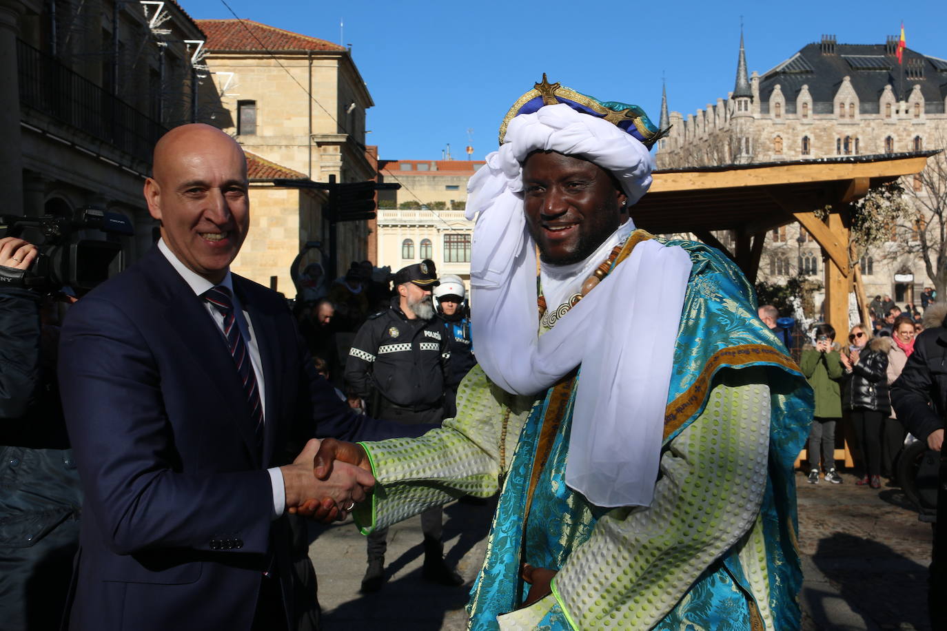 Los Reyes Magos de Oriente han llegado a la estación de Renfe de León a bordo tren chárter S470 fletado especialmente para la ocasión. Decenas de niños se han acercado a Melchor, Gaspar y Baltasar que, a continuación han sido recibidos por el alcalde de la ciudad. 