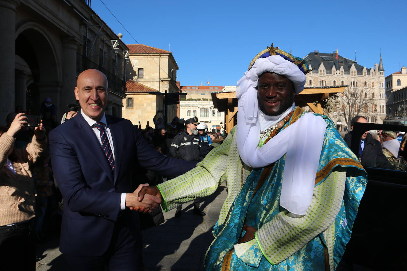 Los Reyes Magos de Oriente han llegado a la estación de Renfe de León a bordo tren chárter S470 fletado especialmente para la ocasión. Decenas de niños se han acercado a Melchor, Gaspar y Baltasar que, a continuación han sido recibidos por el alcalde de la ciudad. 