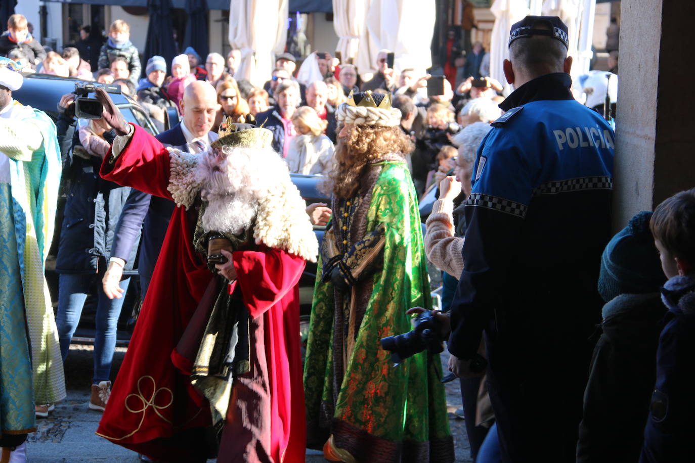 Los Reyes Magos de Oriente han llegado a la estación de Renfe de León a bordo tren chárter S470 fletado especialmente para la ocasión. Decenas de niños se han acercado a Melchor, Gaspar y Baltasar que, a continuación han sido recibidos por el alcalde de la ciudad. 