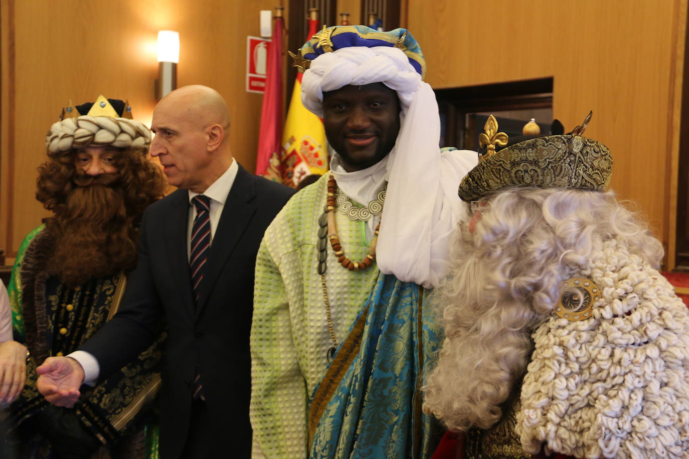 Los Reyes Magos de Oriente han llegado a la estación de Renfe de León a bordo tren chárter S470 fletado especialmente para la ocasión. Decenas de niños se han acercado a Melchor, Gaspar y Baltasar que, a continuación han sido recibidos por el alcalde de la ciudad. 