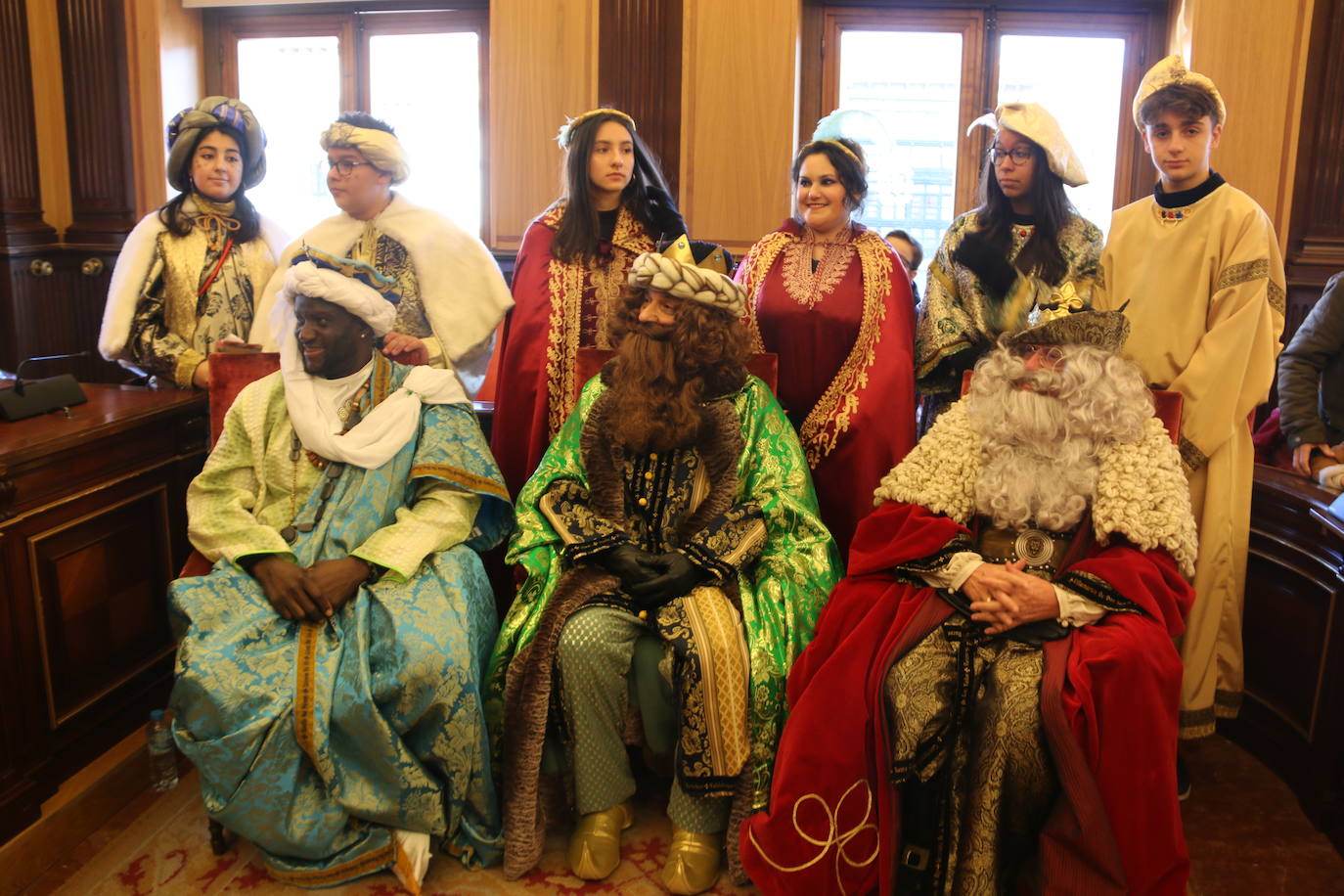 Los Reyes Magos de Oriente han llegado a la estación de Renfe de León a bordo tren chárter S470 fletado especialmente para la ocasión. Decenas de niños se han acercado a Melchor, Gaspar y Baltasar que, a continuación han sido recibidos por el alcalde de la ciudad. 