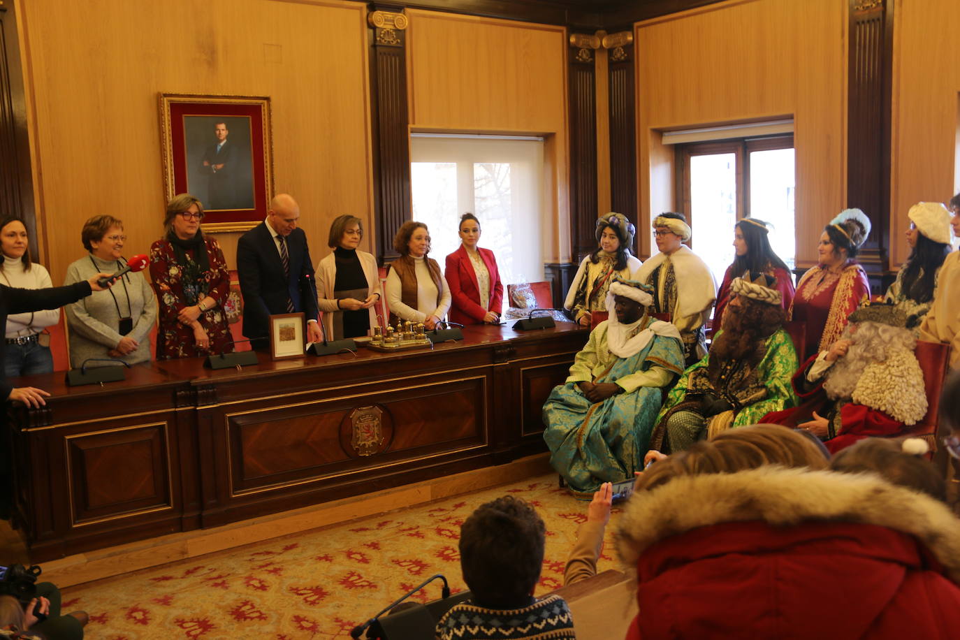 Los Reyes Magos de Oriente han llegado a la estación de Renfe de León a bordo tren chárter S470 fletado especialmente para la ocasión. Decenas de niños se han acercado a Melchor, Gaspar y Baltasar que, a continuación han sido recibidos por el alcalde de la ciudad. 