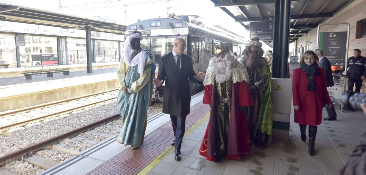 Los Reyes Magos de Oriente han llegado a la estación de Renfe de León a bordo tren chárter S470 fletado especialmente para la ocasión. Decenas de niños se han acercado a Melchor, Gaspar y Baltasar que, a continuación han sido recibidos por el alcalde de la ciudad. 