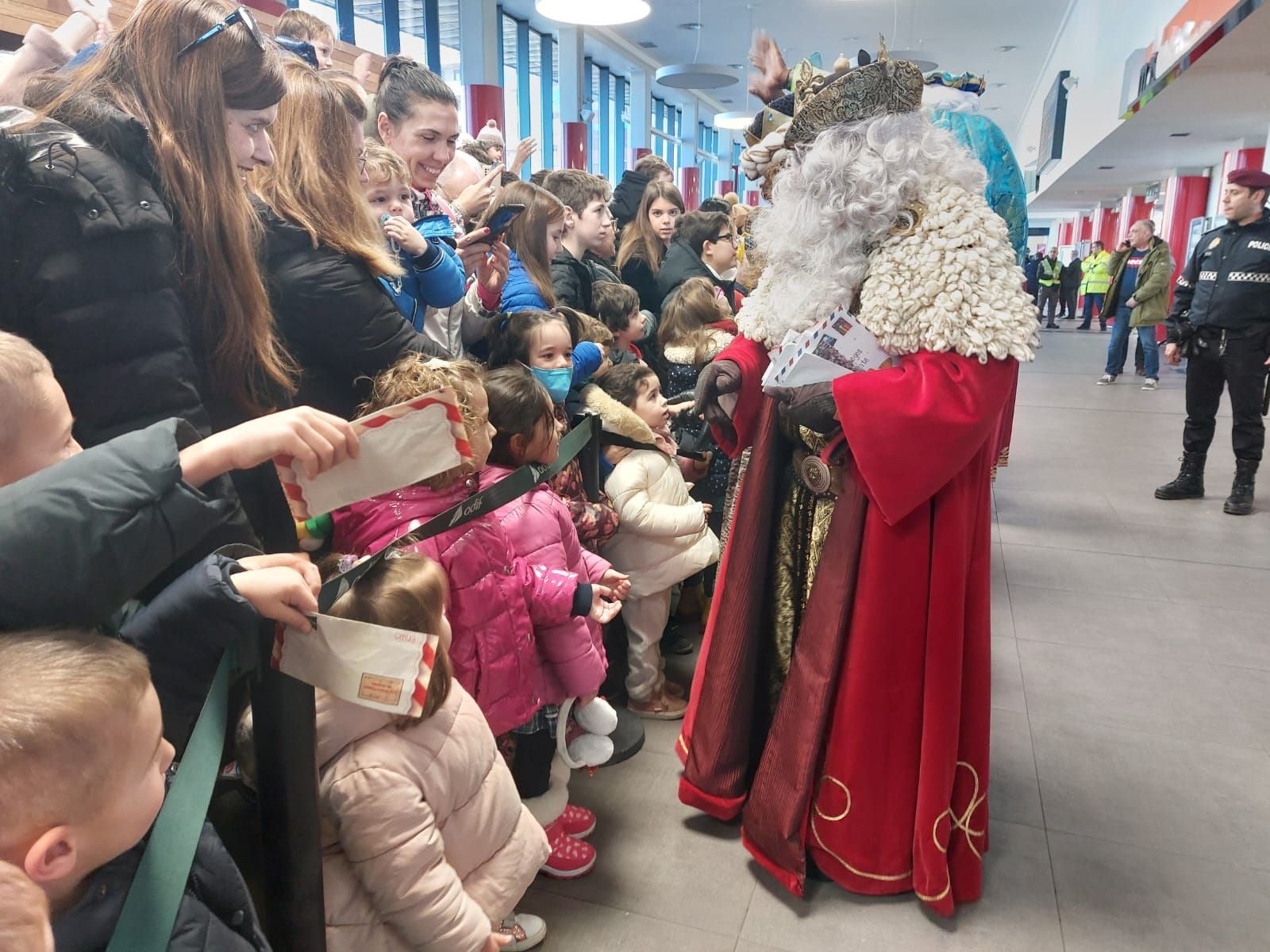 Los Reyes Magos de Oriente han llegado a la estación de Renfe de León a bordo tren chárter S470 fletado especialmente para la ocasión. Decenas de niños se han acercado a Melchor, Gaspar y Baltasar que, a continuación han sido recibidos por el alcalde de la ciudad. 