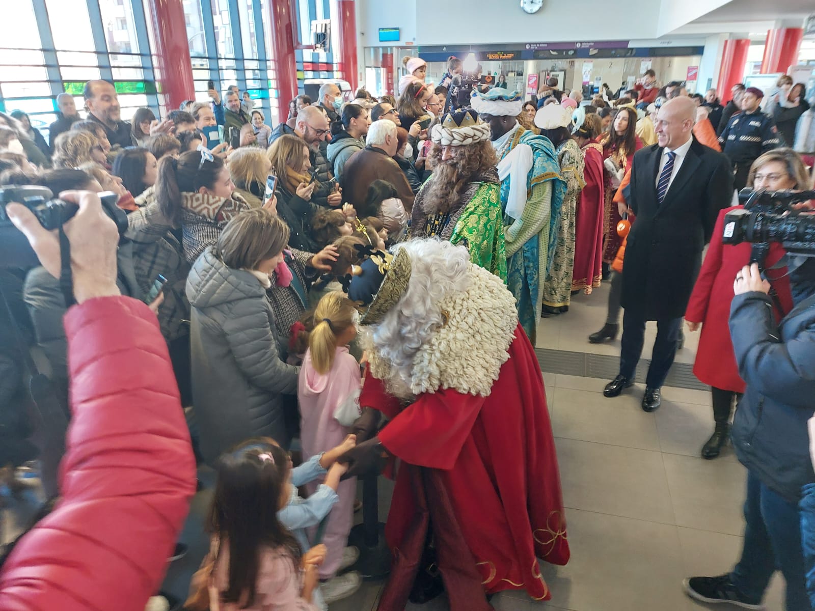 Los Reyes Magos de Oriente han llegado a la estación de Renfe de León a bordo tren chárter S470 fletado especialmente para la ocasión. Decenas de niños se han acercado a Melchor, Gaspar y Baltasar que, a continuación han sido recibidos por el alcalde de la ciudad. 