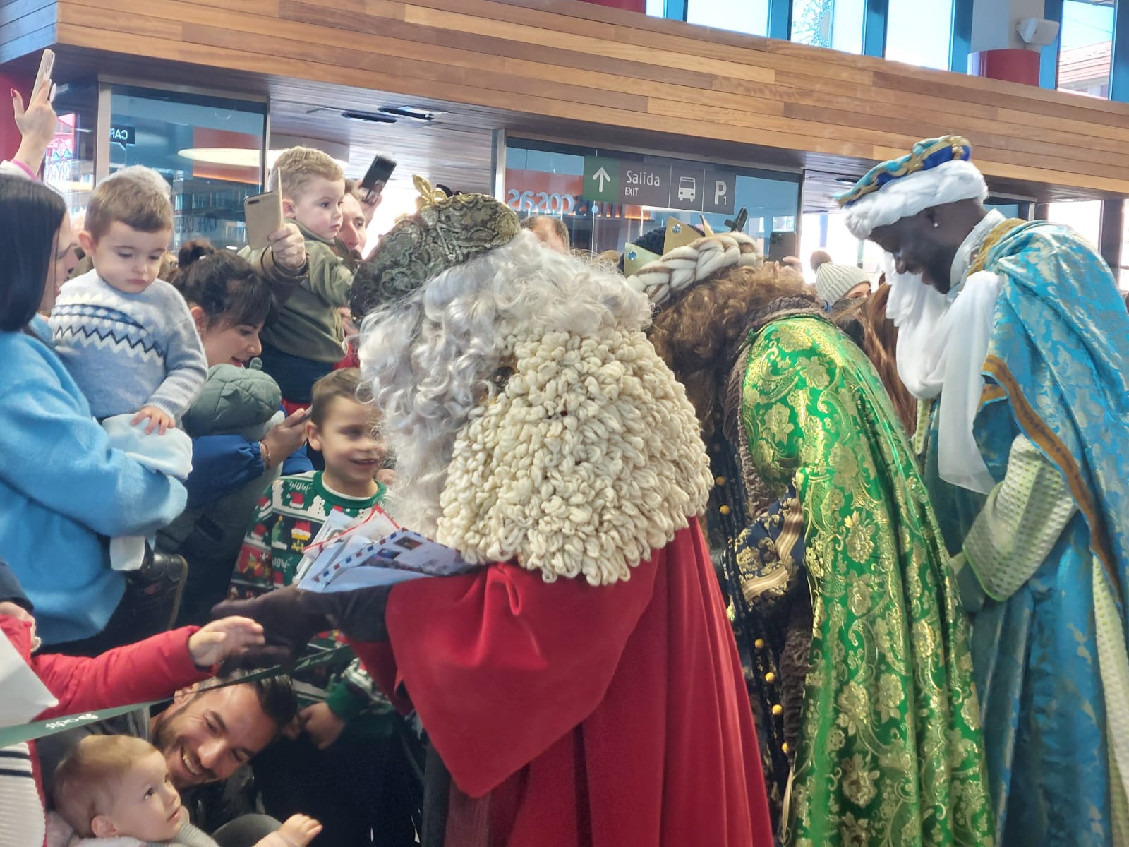 Los Reyes Magos de Oriente han llegado a la estación de Renfe de León a bordo tren chárter S470 fletado especialmente para la ocasión. Decenas de niños se han acercado a Melchor, Gaspar y Baltasar que, a continuación han sido recibidos por el alcalde de la ciudad. 