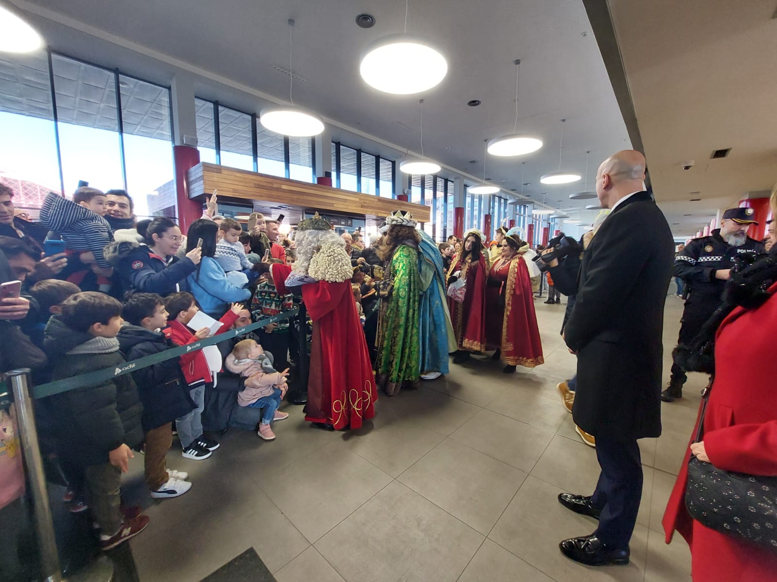 Los Reyes Magos de Oriente han llegado a la estación de Renfe de León a bordo tren chárter S470 fletado especialmente para la ocasión. Decenas de niños se han acercado a Melchor, Gaspar y Baltasar que, a continuación han sido recibidos por el alcalde de la ciudad. 