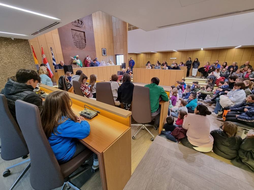 El Ayuntamiento de Villaquilambre recibe a los Reyes Magos.