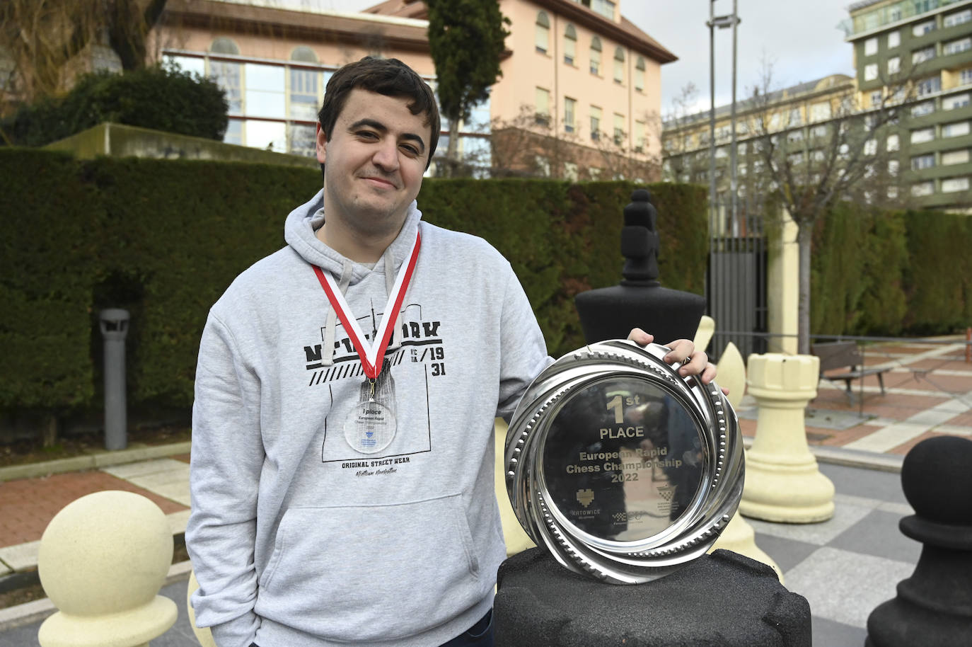 Jaime Santos y Marcelino Simón posan junto al Mega Ajedrez Ciudad de León