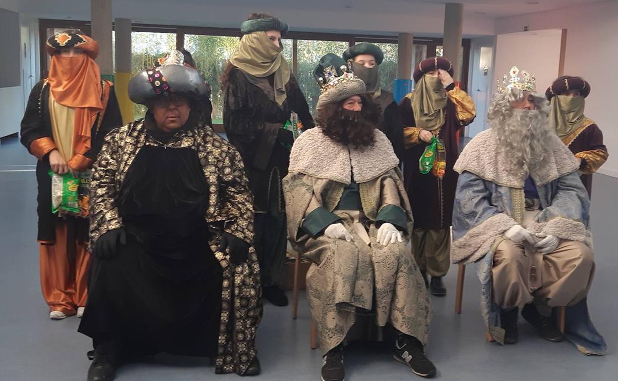 Visita de los Reyes Magos a un centro de La Bañeza.