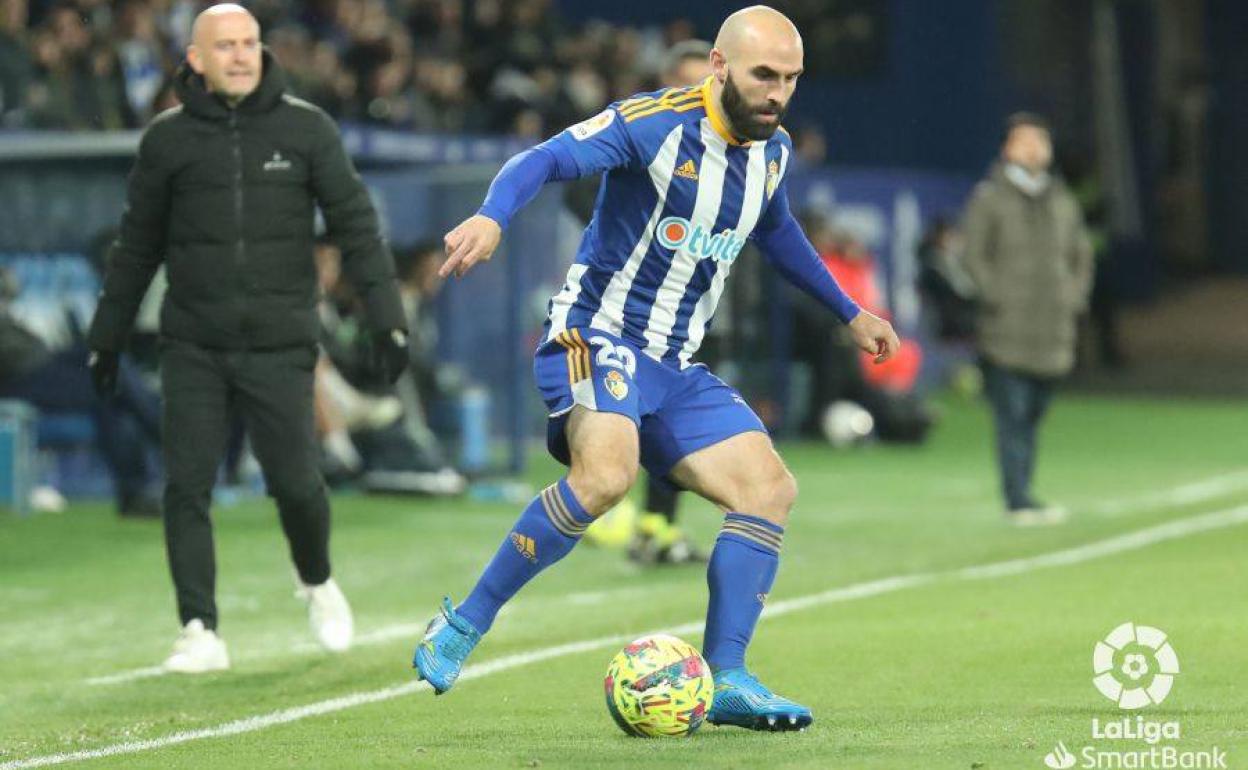 Paris Adot controla un balón en El Toralín.