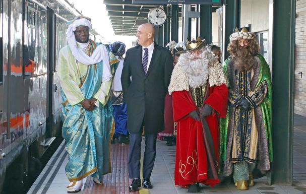 Galería. Los Reyes Magos de Oriente llegan a León a bordo de un tren.