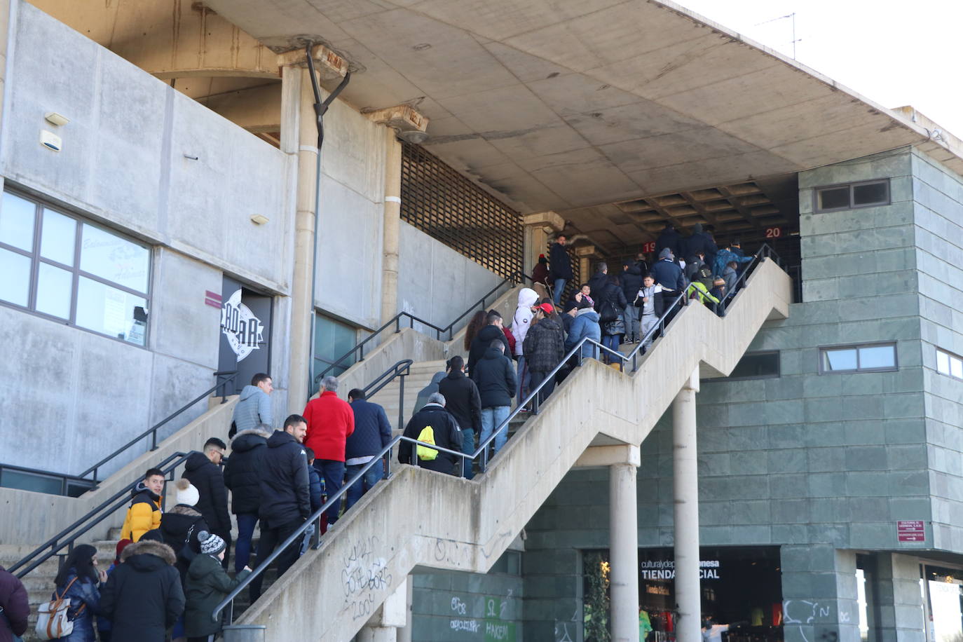 La Cultural y Deportiva Leonesa celebra un entrenamiento a puerta abierta en el Reino de León con motivo de la festividad de los Reyes Magos.